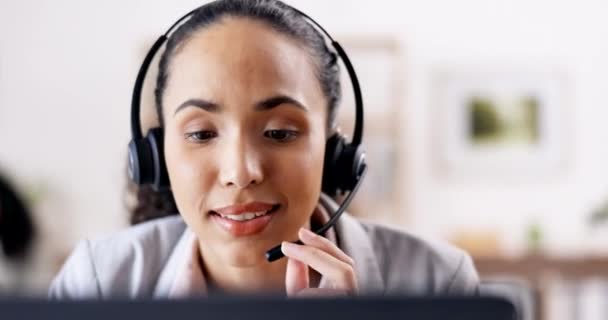Τηλεφωνικό κέντρο, εξυπηρέτηση πελατών ή γυναίκα στην επικοινωνία crm, συνομιλία ή εξήγηση. Μικρόφωνο, ακουστικά ή θηλυκό αντιπρόσωπο πωλήσεων διαβούλευση, ομιλία ή μιλώντας για την τεχνική υποστήριξη στο γραφείο βοήθειας. - Πλάνα, βίντεο