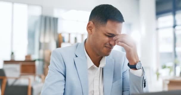 Zakenman, hoofdpijn en stress bij burn-out, vermoeidheid of overwerkt op kantoor. Gestresste, vermoeide en uitgeputte man die last heeft van hoofdpijn, pijn of pijn door belasting op het werk. - Video