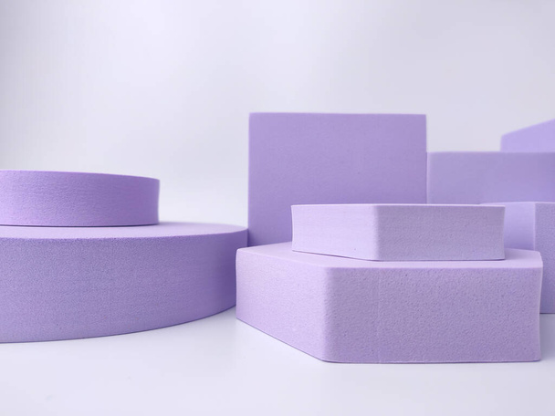 Podiums violet violet affichage minimal du produit sur fond blanc. - Photo, image