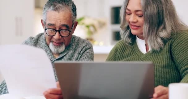 Ζευγάρι ηλικιωμένων, υπολογιστής και σχεδιασμός με τραπεζικά συμβόλαια για τον προϋπολογισμό στο σπίτι. Λογαριασμοί, επικοινωνία και διαχείριση των επενδύσεων ενός άνδρα και μιας γυναίκας μαζί μιλάμε για συνταξιοδοτικό πρόγραμμα στο σπίτι. - Πλάνα, βίντεο