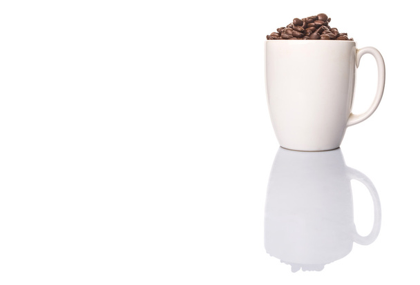 Palonych ziaren kawy w kubek biały - Zdjęcie, obraz