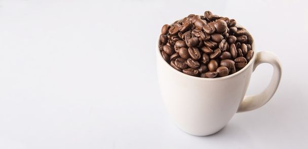 Roasted coffee beans in white mug - Foto, immagini