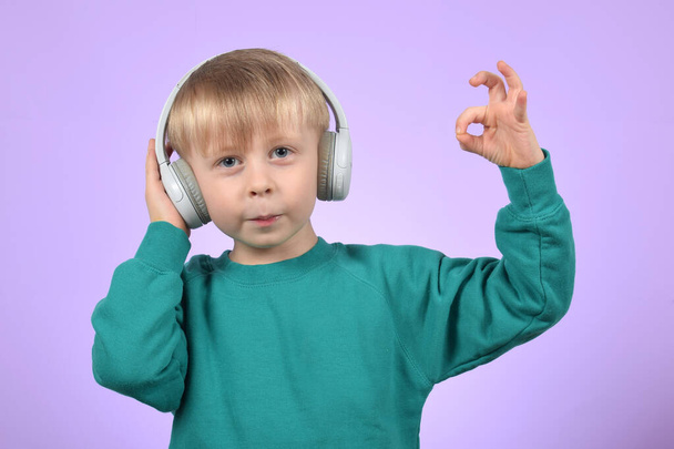 boy child listens to music in headphones - Fotoğraf, Görsel
