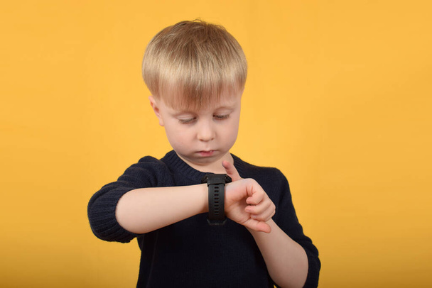 boy child uses a smart watch - Foto, Imagen