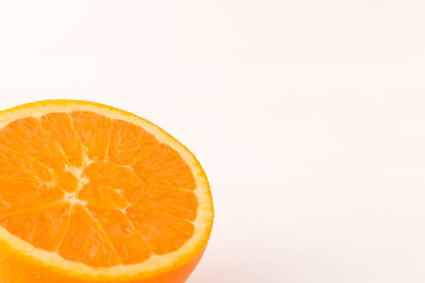 шматок апельсина на білому фоні
 - Фото, зображення