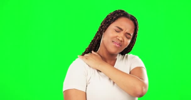 Mujer negra, dolor de manos y hombros en la pantalla verde del estudio con crisis muscular, problema de anatomía y riesgo de mala postura. Lesión, estrés y agotamiento para la persona que masajea el cuello sobre un fondo de maqueta aislado. - Metraje, vídeo
