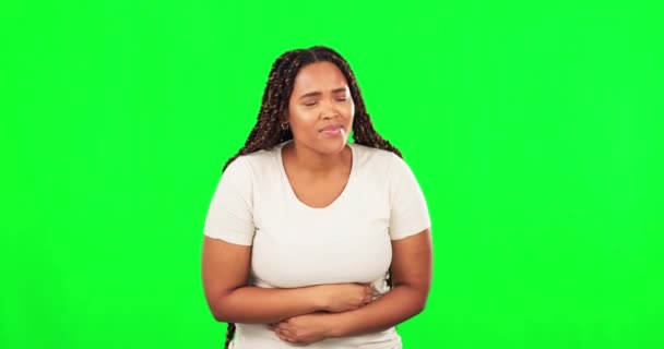 Zieke, zwarte vrouw en buikpijn op studio groen scherm met menstruatie, pms of buikkrampen. Buikpijn, stress of gezondheidscrisis voor zieke met endometriose op geïsoleerde mockup achtergrond. - Video
