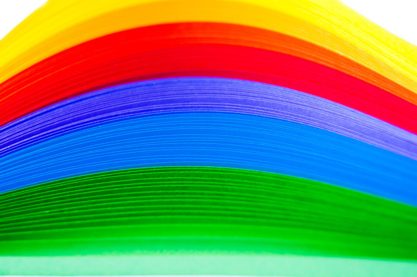 Цветная радужная бумага для перьев, выложенная волнами и формами
 - Фото, изображение