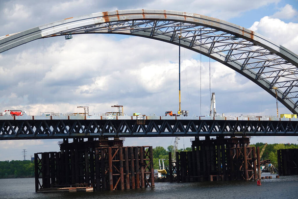 Kiova, Ukraina toukokuu 16, 2020: Podolskin silta Truhanovin saarella Kiovan kaupungissa Ukraina - Valokuva, kuva