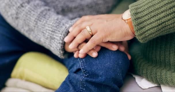 Closeup, ζευγάρι και κρατώντας τα χέρια για την αγάπη, φροντίδα και υποστήριξη της πίστης, καλοσύνη ή ελπίδα μαζί. Άνδρας, γυναίκα και χέρι συντρόφου, ενσυναίσθηση και χαλάρωση στη σχέση γάμου, ευγνωμοσύνης ή εμπιστοσύνης. - Πλάνα, βίντεο