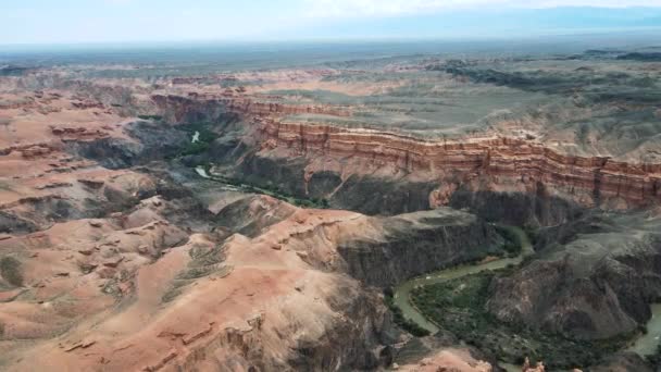 Vista desde una altura del valle del cañón con un río en la garganta - Metraje, vídeo