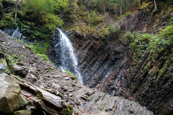 Cascade de Zhenetskyi Huk ou cascade de Huk, rivière Zhenets, parc national des Carpates, crête de montagne de Gorgany, ouest de l'Ukraine - Photo, image