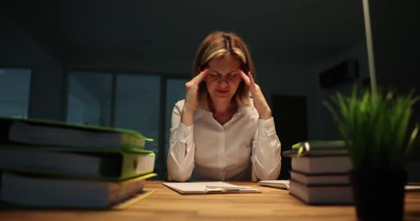 Yıldırım fırtınası 4K filmi sırasında baş ağrısı olan yorgun iş kadını gece geç saatlerde tapınaklara masaj yapıyor. Ofis çalışanlarının duygusal çöküntüsü kavramı - Video, Çekim