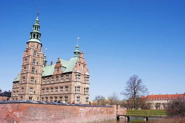 Замок Розенберг в Копенгагене в Дании с ясным голубым небом - Фото, изображение