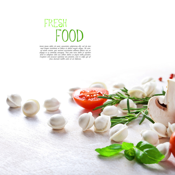 Tortellini und Gemüse auf Weiß - Foto, Bild
