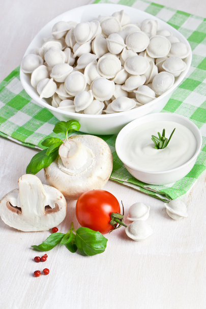 Tortellini és fehér zöldségek - Fotó, kép