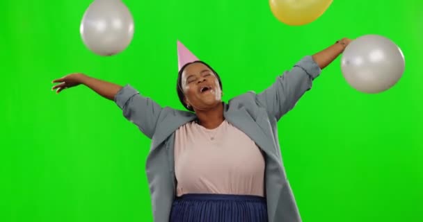 Зеленый экран, воздушные шары в честь дня рождения и счастливая женщина празднуют событие, взволнованные и веселые веселые люди поздравляют друг друга. Счастье, радостное празднование или африканская хрома ключевой человек на студийном фоне. - Кадры, видео
