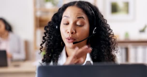 Τηλεφωνικό κέντρο, crm ή φιλική γυναίκα σε επικοινωνία ή συνομιλία στο γραφείο εξυπηρέτησης πελατών τηλεπικοινωνιών. Πρόσωπο, χαμόγελο ή χαρούμενος αντιπρόσωπος πωλήσεων κορίτσι παροχή συμβουλών, μιλώντας ή μιλώντας στο γραφείο τεχνικής υποστήριξης. - Πλάνα, βίντεο