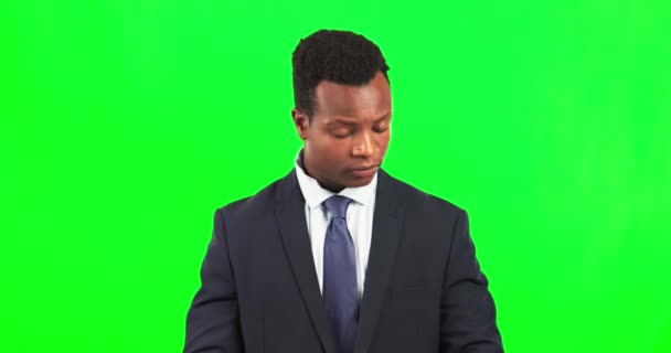 Zwarte man in het bedrijfsleven, gezicht en armen gekruist op groen scherm met professionele mindset en mockup ruimte. Corporate man, serieus met vertrouwen en assertief in portret op studio achtergrond. - Video