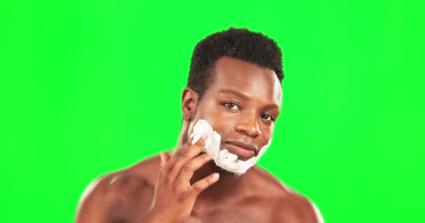 Fekete férfi, borotválkozás krém az arcon és zöld képernyőn, ápolás és higiénia szépség stúdió háttérben. Portré, bőr és arcszőrzet eltávolítása boldog férfi, mockup hely és bőrgyógyászat. - Felvétel, videó