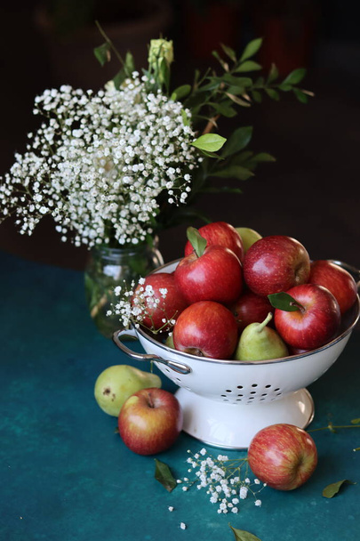 Cores vibrantes ainda vida com maçãs vermelhas frescas em uma mesa. Conceito de alimentação saudável. Fruta sazonal orgânica close up foto.  - Foto, Imagem