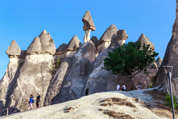 GOREME, TURKEY - OCTOBER 4, 2020: Невизначені люди оглядають фантастичні скелі в долині монахів (Долина Пасаба) в Каппадокії.. - Фото, зображення