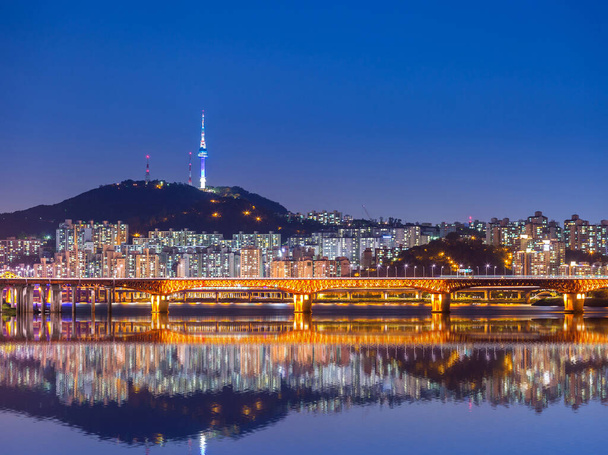 Linha do horizonte da cidade de Seul e arranha-céus no rio han, Coreia do Sul
. - Foto, Imagem