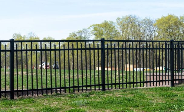 cerca de ferro preto metal proteção parede exterior parque - Foto, Imagem