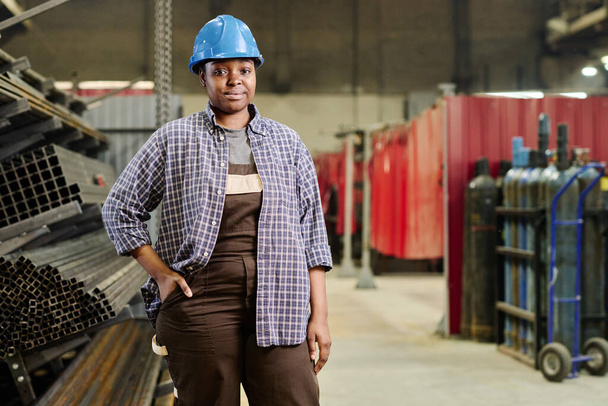 Retrato de trabalhador da indústria pesada profissional Africano no capacete em pé na oficina de fábrica - Foto, Imagem