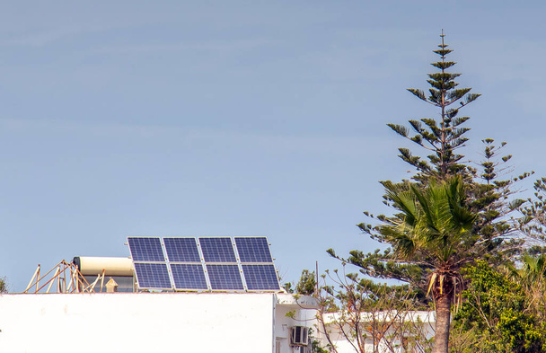 Pannelli solari installati su un tetto - Foto, immagini