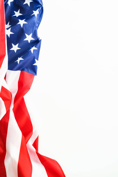 Αμερικανική σημαία φόντο, σημαία ΗΠΑ σε λευκό. Αντιγραφή χώρου για σχεδιασμό. - Φωτογραφία, εικόνα