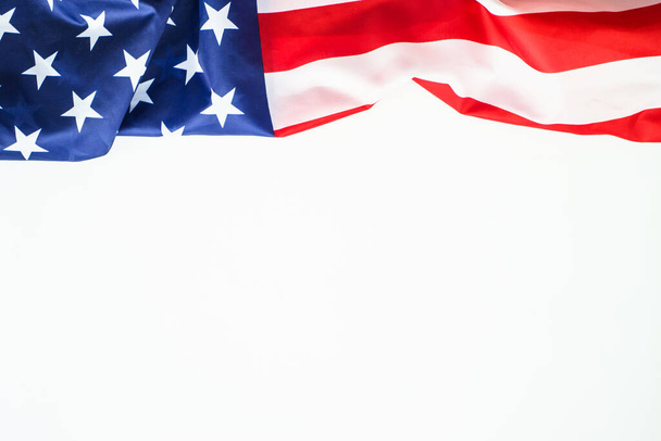 4 lipca, dzień niepodległości. Amerykańska flaga w tle, flaga USA na białym. Kopiuj miejsce na projekt. - Zdjęcie, obraz