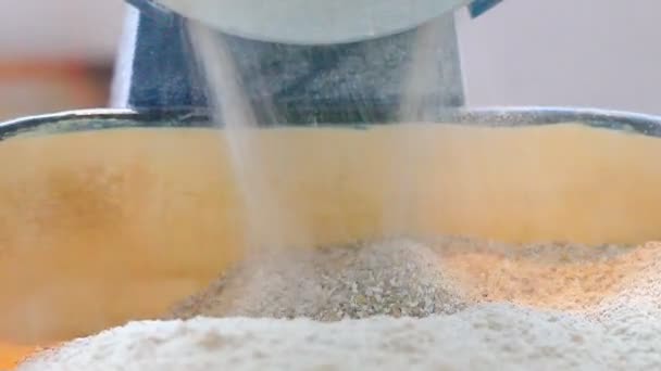 Broušení pšeničná zrna na mouku - Záběry, video