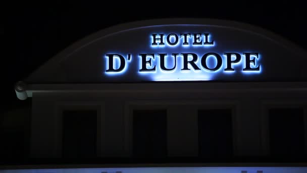 Fachada do hotel D 'Europe
 - Filmagem, Vídeo