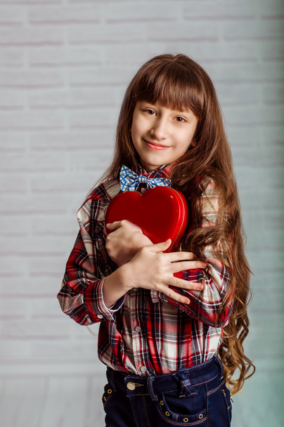 Little girl with a red box of chocolates - Φωτογραφία, εικόνα