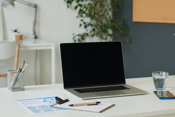 Крупним планом ноутбук і документи на столі в сучасному офісі
 - Фото, зображення