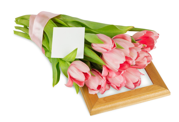 Rózsaszín tulipán szatén szalaggal, a fa keret a képeslap - Fotó, kép