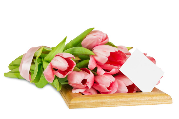 Tulipani rosa con nastro di raso sulla cornice di legno con cartolina
 - Foto, immagini