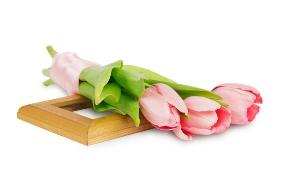 Tulipani rosa con nastro di raso sulla struttura in legno
 - Foto, immagini