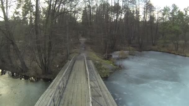Donmuş kış nehir üzerinde tahta köprü. Hava - Video, Çekim