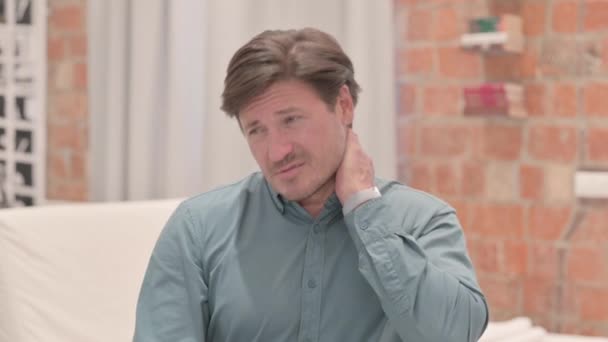 Portrét unaveného dospělého muže s bolestí krku - Záběry, video