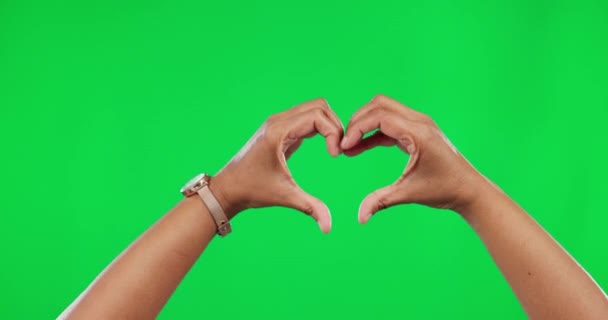 Szív, szerelem és kéz a nő zöld képernyőn ikon, szimbólum és kéz gesztus a stúdióban. Emoji mockup, mint a reakció és az elszigetelt alakja női jel köszönöm, támogatás és kedvesség. - Felvétel, videó