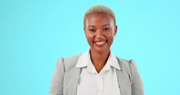 Gelukkig, glimlach en gezicht van de zwarte vrouw in de studio voor vrolijke, trots en vertrouwen. Geluk, zakelijk en professioneel met portret van vrouw op blauwe achtergrond voor missie, bedrijf en mockup. - Video