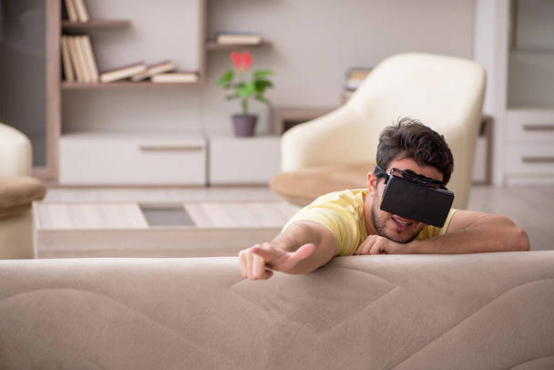 Junge männliche Studenten genießen virtuelle Brille zu Hause - Foto, Bild