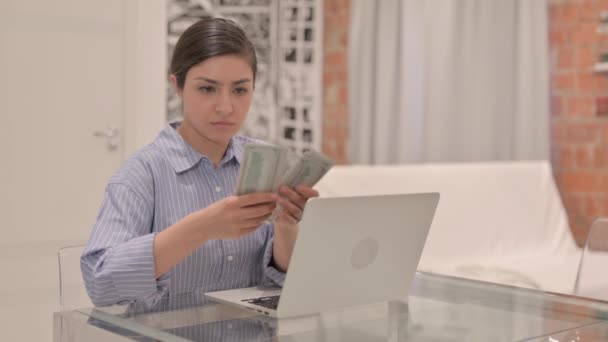 Młoda kobieta licząca pieniądze w pracy, dolary - Materiał filmowy, wideo
