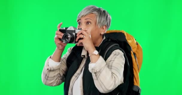 Φωτογραφία, φωτογραφική μηχανή και ενθουσιασμένος, γυναίκα στην πράσινη οθόνη και ταξιδιωτικός φωτογράφος περιπέτειας με σακίδιο πλάτης. Τέχνη, χόμπι και mockup χώρο, ώριμη τουριστική λήψη φωτογραφιών για τις διεθνείς διακοπές ή διακοπές. - Πλάνα, βίντεο