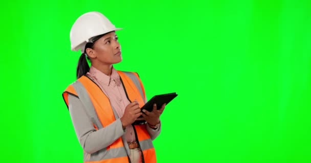Tablet, myślenie i pracownik budowlany kobieta na zielonym tle ekranu w studio do planowania. Budowa, technologia i bezpieczeństwo z wykonawczynią w miejscu pracy w celu realizacji strategii lub utrzymania. - Materiał filmowy, wideo