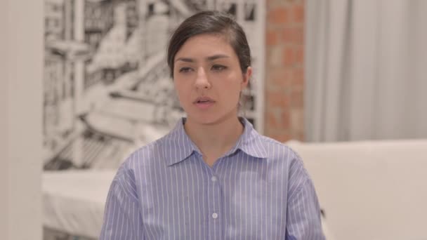 Porträt einer kranken jungen Frau, die im Büro hustet - Filmmaterial, Video