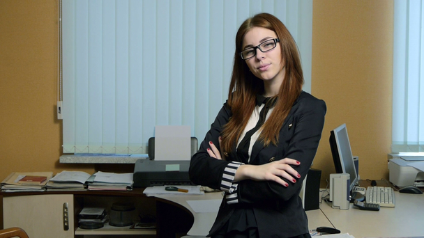 Γραμματέας νεαρής γυναίκας στην εργασία - Πλάνα, βίντεο