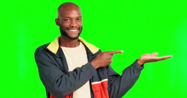 Πράσινο πρόσωπο οθόνη, χαμόγελο και μαύρο άνδρα με χώρο στο χέρι, προώθηση τοποθέτηση προϊόντος ή διαφήμιση mock up. Πορτραίτο μάρκετινγκ, εμπορική παρουσίαση mockup και chroma κλειδί αρσενικό στο φόντο στούντιο. - Πλάνα, βίντεο